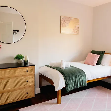 Bowling Terrace By Above Rubies - Stylish, 3 Bedroom, Pet Friendly House In *