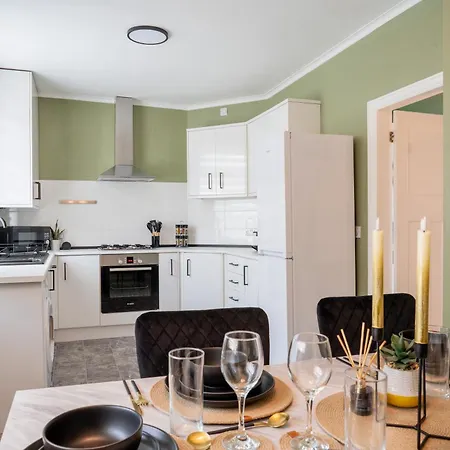 펜션 Bowling Terrace By Above Rubies - Stylish, 3 Bedroom, Pet Friendly House In