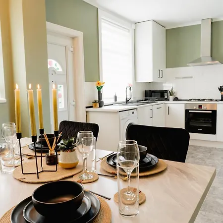 Bowling Terrace By Above Rubies - Stylish, 3 Bedroom, Pet Friendly House In