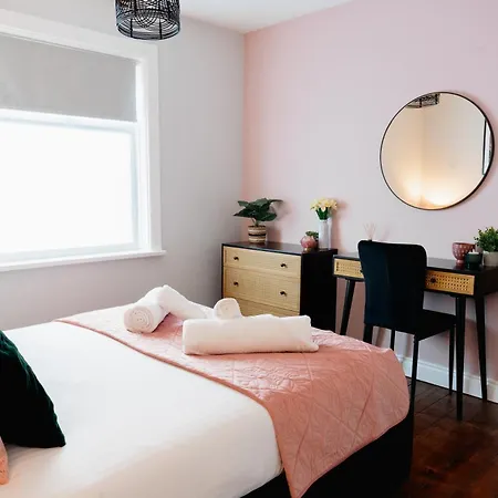 Bowling Terrace By Above Rubies - Stylish, 3 Bedroom, Pet Friendly House In