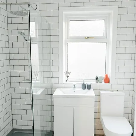 Bowling Terrace By Above Rubies - Stylish, 3 Bedroom, Pet Friendly House In